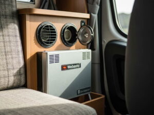무시동 히터 송풍구에서 따뜻한 공기가 나오는 캠핑카 실내