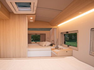 평상형과 변환형 침대가 설치된 캠핑카 실내